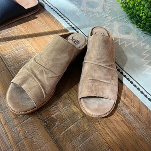 Slip on sandals by Sofft